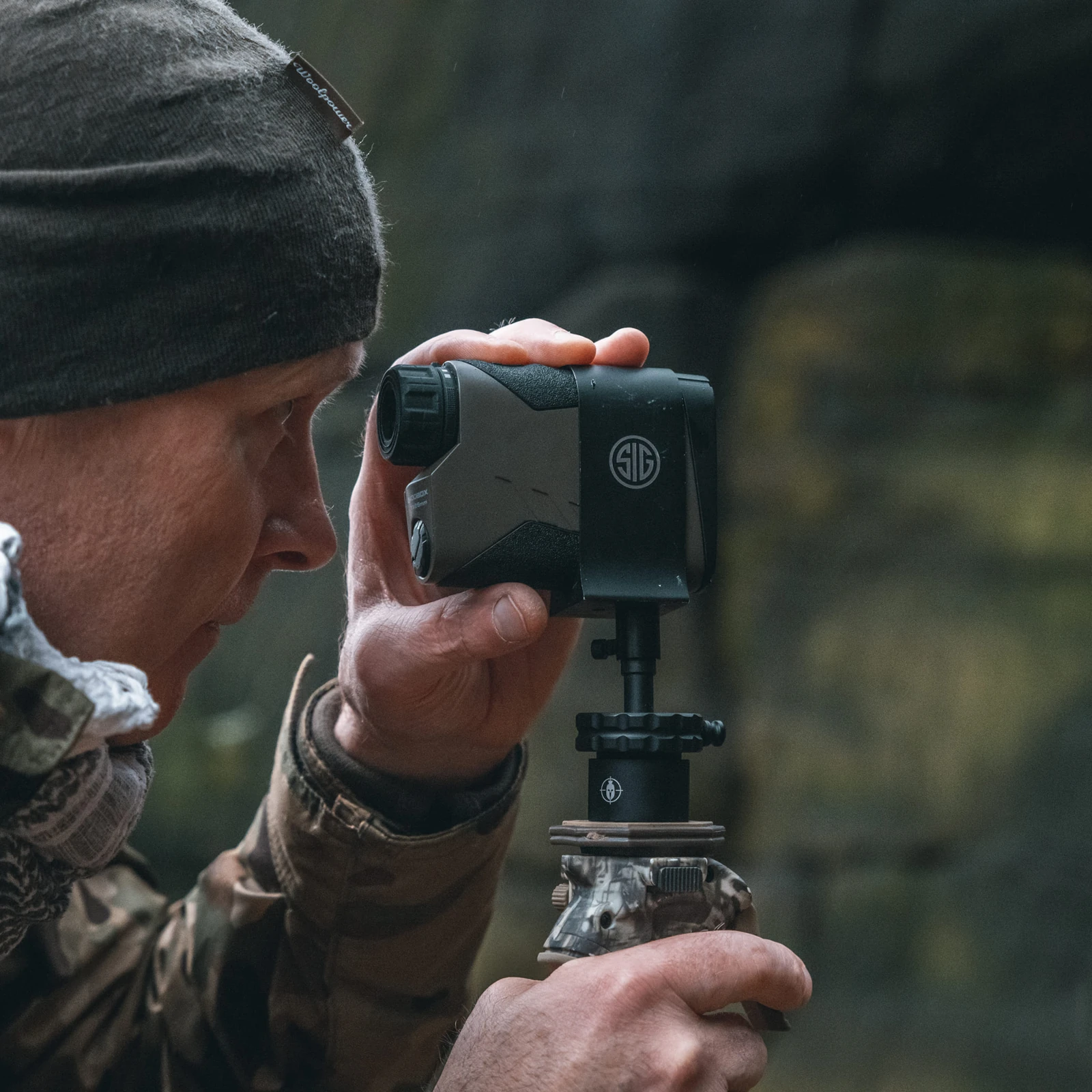 Spartan Davros Head auf Tripod mit Entfernungsmesser