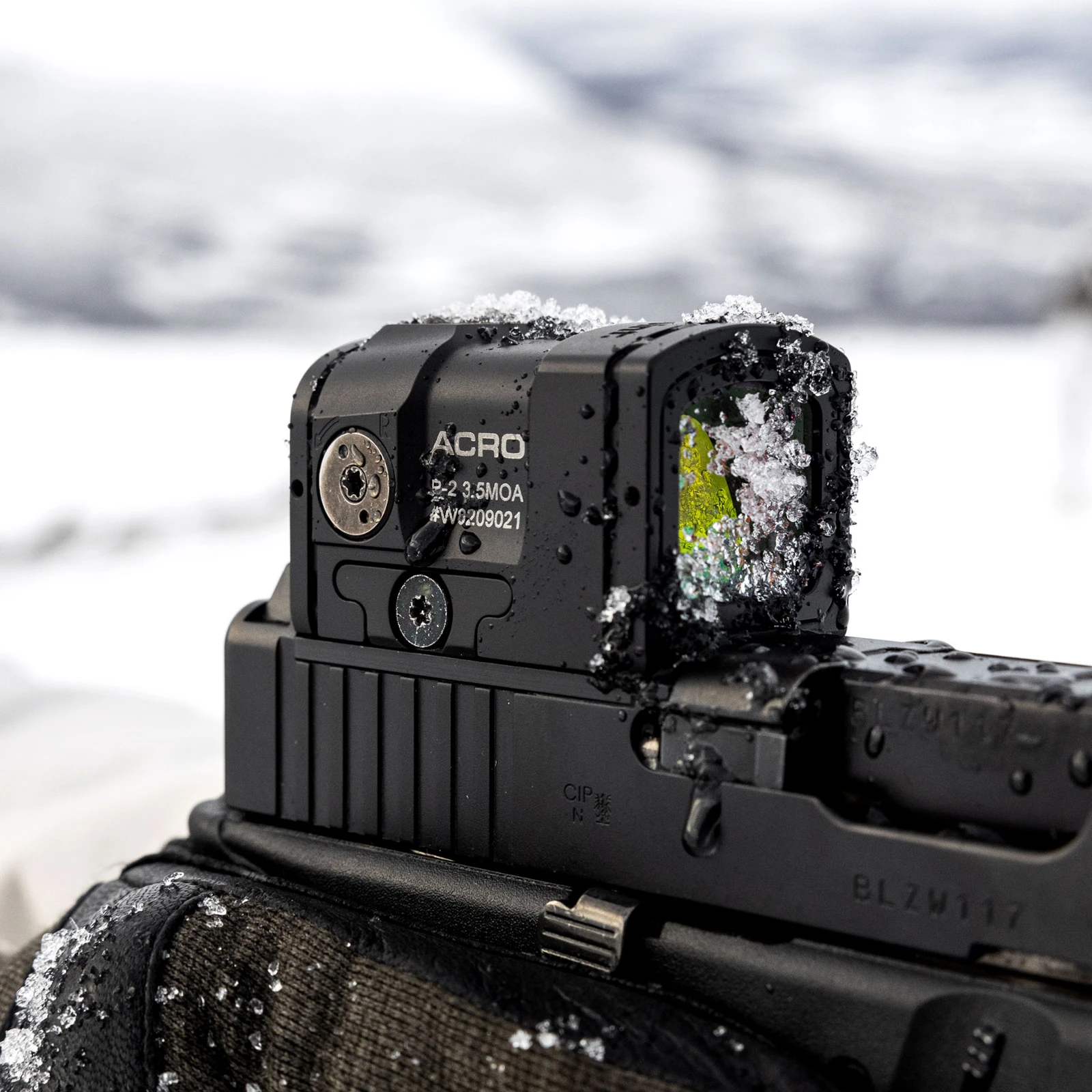 Aimpoint Acro P2 schwarz Rotpunktvisier auf Pistole montiert