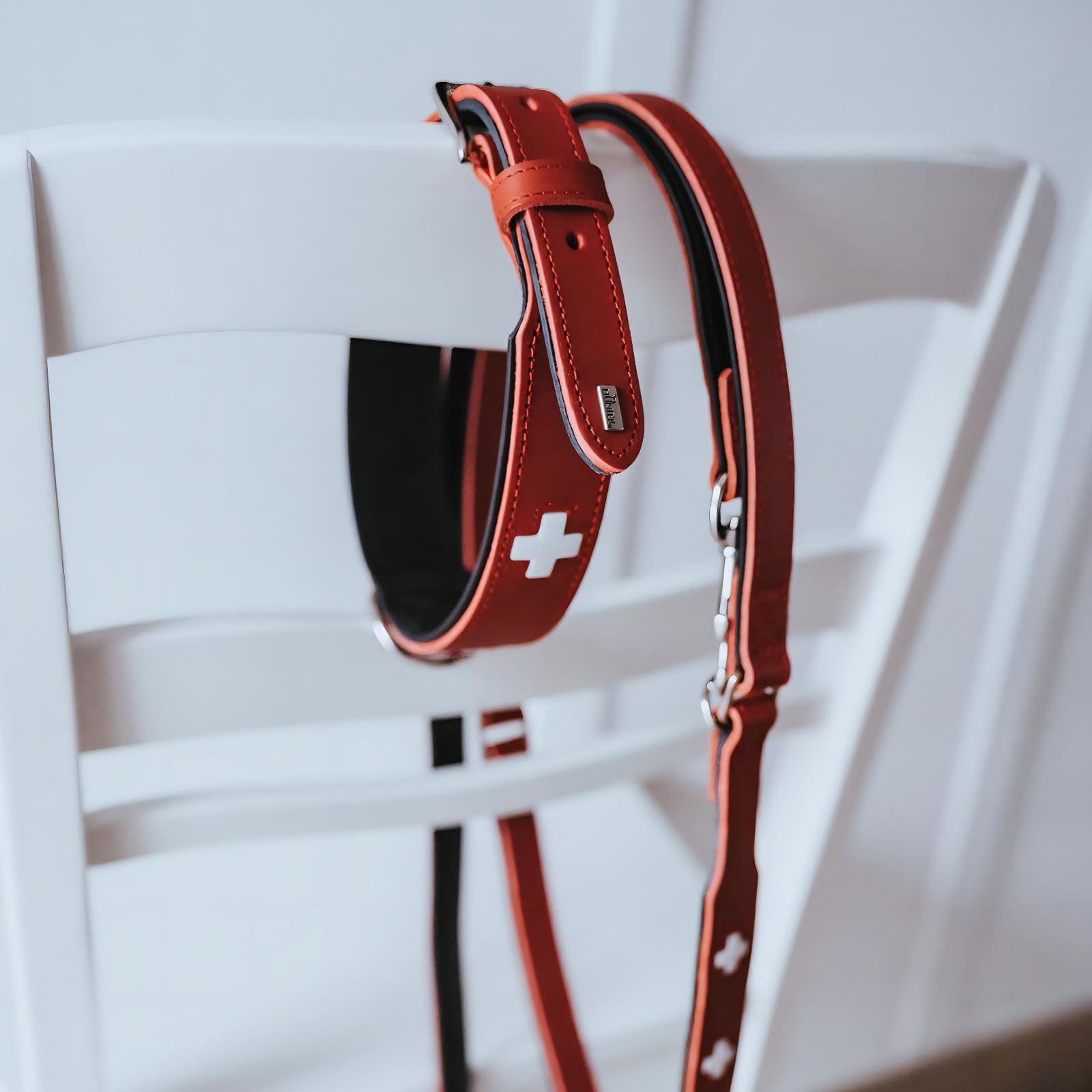 Halsband Swiss Leder rot/schwarz Größe 32